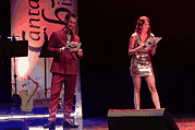 Nicola e Lisa Piran sul palco del Teatro comunale di Monfalcone durante il Cantafestival, in pixel art.
